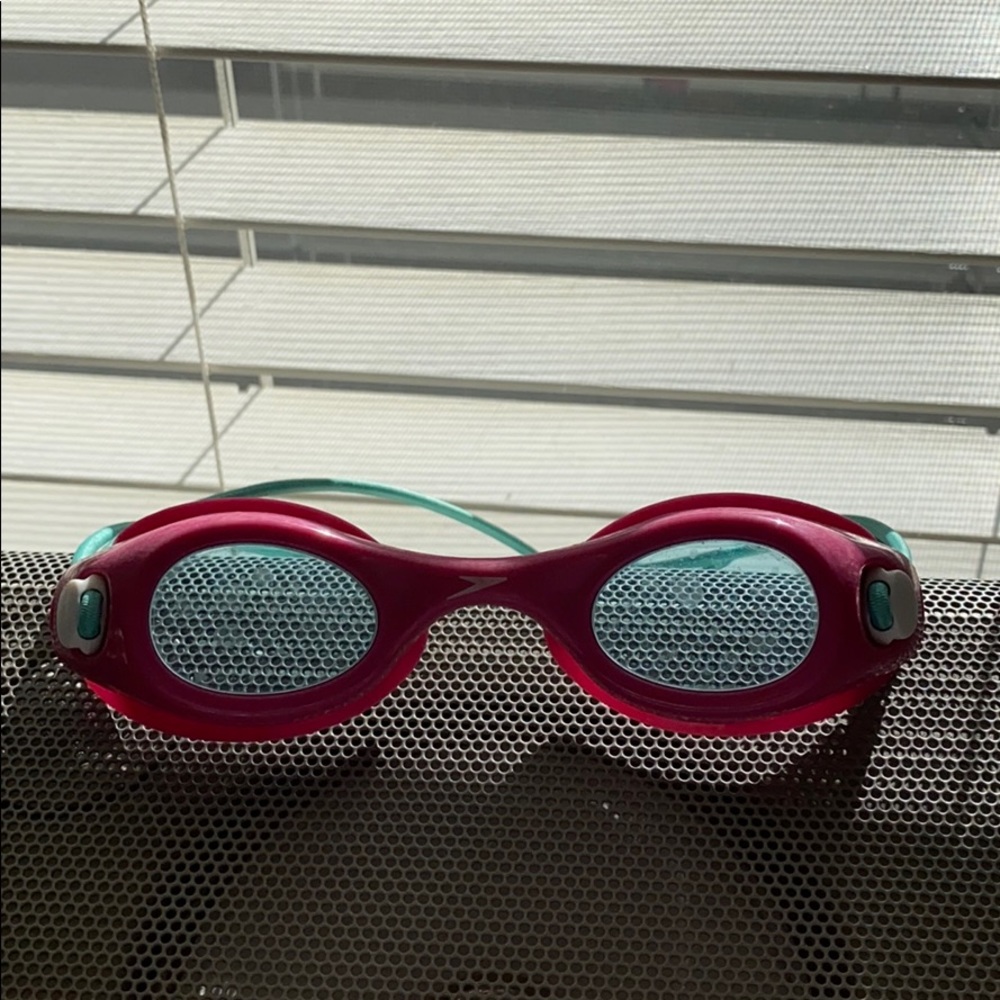 Swimming goggles